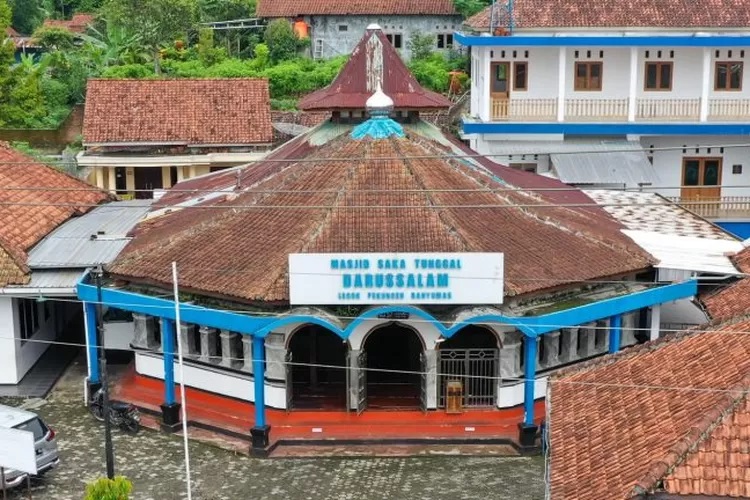 Masjid Saka tunggal  di Desa Cikakak, Banyumas, Jawa Tengah.